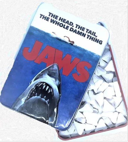 Vista 3 de Jaws Amity Island Candy - Un (1) póster de película de mandíbulas coleccionables, forma de dientes de tiburón, sabor a cereza ácida