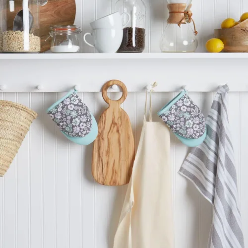 Vista 2 de Martha Stewart Ditsy Floral - Juego de 2 mini manoplas florales para horno, color gris, 5.5"X8