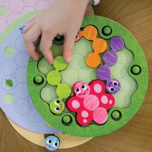 Vista 5 de Peaceable Kingdom Color Clue Caterpillars - Rompecabezas magnéticos para niños a partir de 4 años