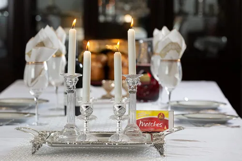 Vista 5 de Ner Mitzvah Candelabros chapados en plata, par de portavelas ornamentados de 4 pulgadas con base redonda y diseño floral (paquete de 2)