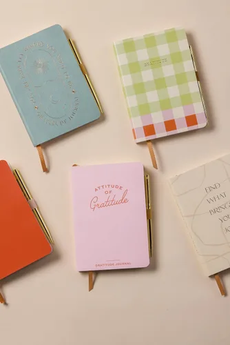 Vista 2 de DesignWorks Ink Daily Gratitude Journal – 4.5" x 6.5" Aesthetic Mindfulness Journal with Pen - Guided Prompts for Wellness & Self Care – Soft Cover
