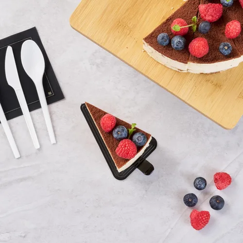 Vista 12 de Restaurantware Tablas para pasteles de 4.5 x 3 pulgadas, 100 bandejas triangulares de postre, ligeras con asa, tableros de repostería de plástico