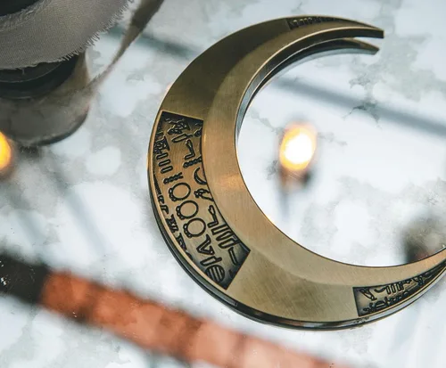 Vista 9 de Marvel Studios Moon Knight Crescent Blade Réplica Edición Limitada Esmalte Pin Exclusivo, Metal, Sin gemas.