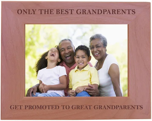 Vista 12 de CustomGiftsNow Only The Best Grandparents Get Promoted to bisabuelos. Marco de fotos de madera con capacidad para fotos de 4 x 6 pulgadas, gran