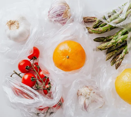 Vista 6 de OausTect Rollo de bolsa de plástico de 12 x 16 pulgadas, bolsas de almacenamiento de alimentos transparentes para frutas y verduras, 350 10 rollos