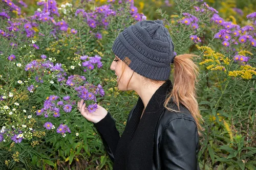 Vista 4 de Funky Junque - Gorro tejido para mujer tipo beanie con diseño cruzado en la parte posterior para poder usarlo con coleta o moño