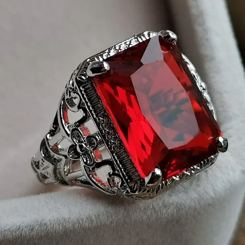 Vista 4 de Anillo de compromiso de rubí vintage de simulación rojo de plata tailandesa de gran quilate con patrón de flor simple cuadrado anillo de compromiso