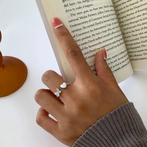 Vista 3 de Anillo con inicial de oro para mujer, anillo de plata con letra inicial de oro rosa, anillos de corazón de mariposa ajustables con iniciales