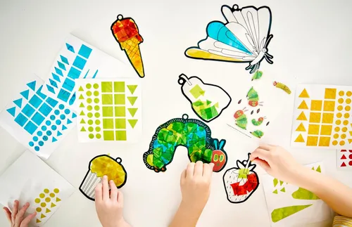 Vista 7 de Creativity for Kids Suministros para fiestas de The Very Hungry Caterpillar: adhesivos Suncatchers - 24 recuerdos de fiesta de cumpleaños, recuerdos