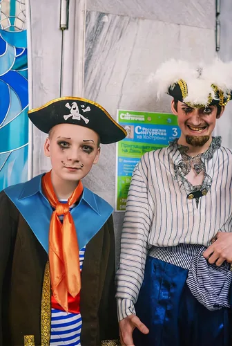 Vista 3 de Disfraz de Fred para adultos, collar falso y bufanda Ascot accesorios de Halloween