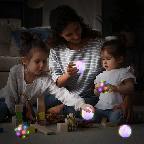 Vista 5 de ArtCreativity Bolas de discoteca iluminadas, juego de 2, bolas de goma para niños con luces LED intermitentes, luz para impacto, juguetes LED