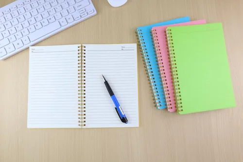 Vista 7 de Cuaderno en espiral con tapa dura de plástico, 5.5" x 8.5", cuaderno universitario con rayas y 4 colores, 80 hojas / 160 páginas por cuaderno