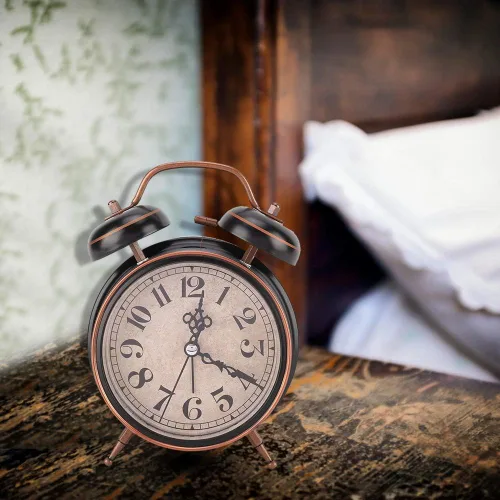 Vista 7 de AUNMAS Reloj despertador vintage, alarma de campana doble con esfera luminosa brillante, gestión de tiempo de noche retro para adultos con sueño