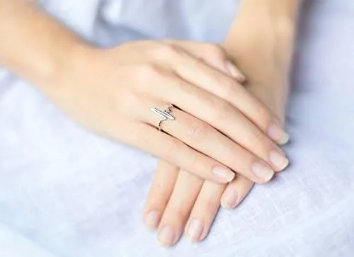 Vista 2 de Helen de Lete - Anillo abierto de plata esterlina, diseño de corazón
