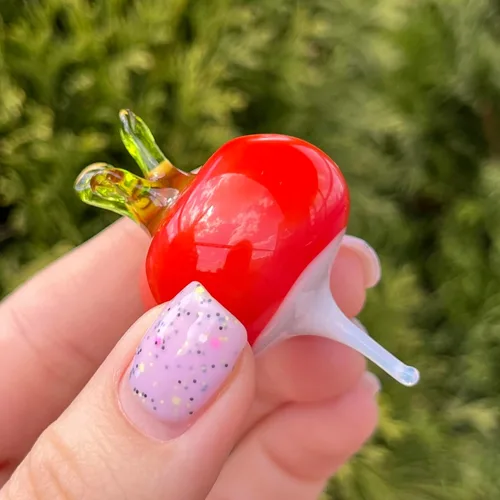 Vista 4 de Figura de rábano de vidrio – Escultura vegetal roja soplada a mano – Miniatura de vidrio fundido – Regalo único para el día del padre, decoración