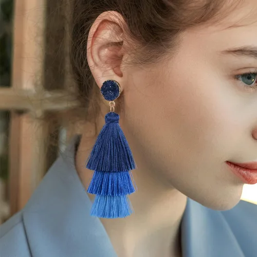 Vista 4 de Aretes colgantes bohemios con borlas en capas, aretes acrílicos de pétalos de rosa, aretes de disfraz festivo, regalo para mujeres y niñas, Día