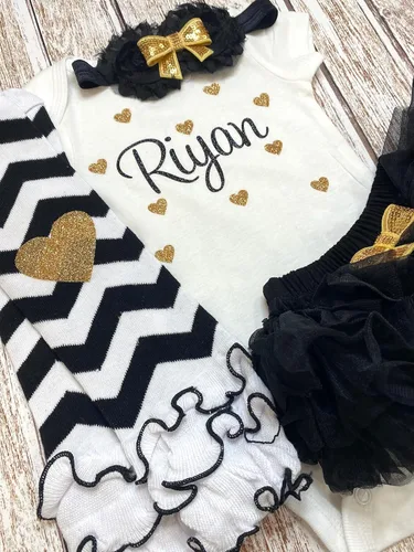 Vista 2 de Traje personalizado de baby girl para baby shower, con nombre personalizado con purpurina y corazón, tutú con diadema y calentadores de piernas