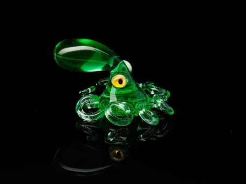 Vista 6 de Estatuilla de cristal de uranio verde pulpo brillante verde Murano criatura marina escultura UV reactivo mini pulpo animal de vidrio hecho a mano