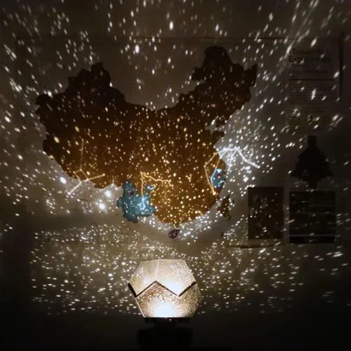 Vista 4 de Hyuduo Lámpara de proyección de estrella DC 5V, 3 cuentas LED, material ABS y PP, carga de batería USB, lámpara de proyección nocturna