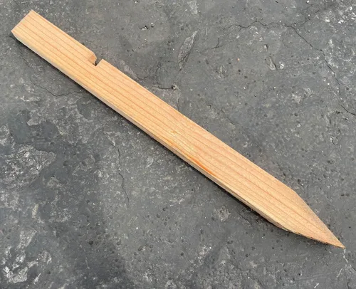 Vista 7 de Sandbaggy Estacas de madera de control de erosión de 24 pulgadas con muesca - 100% biodegradable - Punta de cincel, madera de abeto Douglas