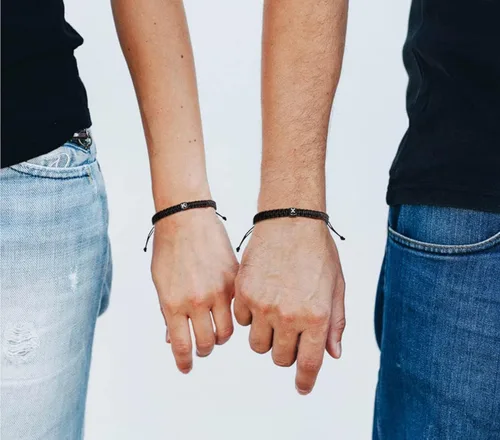 Vista 2 de Btysun Pulseras con iniciales para mujeres adolescentes niñas cuerda tejida trenzada regalos para el Día de la Madre para mamá su novia esposa