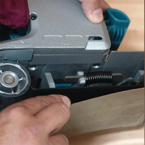Vista 4 de MAKITA Lijadora de correa de 3 x 24 pulgadas, sin polvo, modelo 9924DB, azul