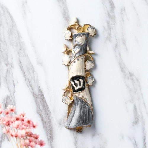 Vista 5 de Matashi Mezuzah para puerta con pergamino, pintado a mano gris y dorado esmalte mezuzah funda, ramas y cristales de granada, forma de cuerno