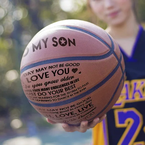 Vista 4 de Mamá y papá a mi hijo regalo baloncesto con palabras impresas en la pelota tamaño oficial siete baloncesto personalizado con bolsa y aguja