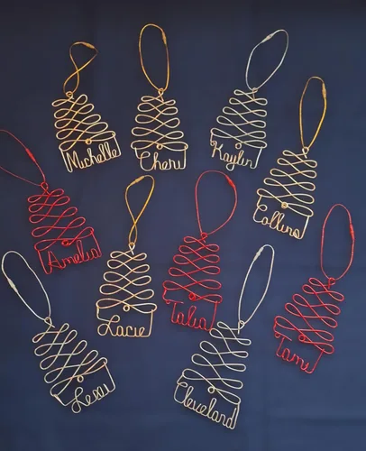 Vista 2 de Adornos de Navidad personalizados, árbol dorado, plateado o rojo con cualquier nombre, etiqueta de nombre para regalo o calcetín de Navidad, adorno
