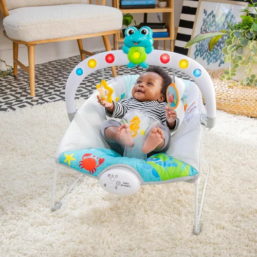 Vista 11 de Baby Einstein Ocean Explorers Asiento Saltarín Musical para Bebés, Kick to It Neptune, Unisex, para Edades de 0-6 Meses hasta 20 libras