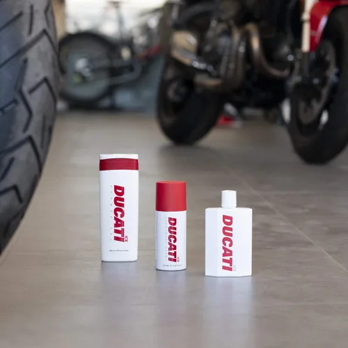 Vista 3 de Ducati Ice by Ducati - Fragancia para hombres - Aroma aromático amaderado - Se abre con mandarina, limón y bergamota - Mezclado con lavanda y salvia