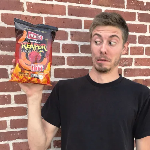 Vista 3 de Herr's Snacks – Snacks picantes sin gluten para adultos y niños – Carolina Reaper Cheese Curls – 6 onzas (paquete de 6)