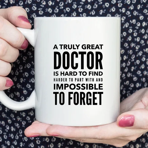 Vista 2 de Taza inspiradora y sarcasmo con texto en inglés "A Truly Great Doctor is Hard to Fond", regalos inspiradores y sarcasmo para hombres y mujeres