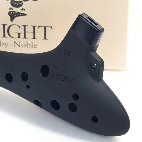 Vista 4 de Night By Noble Ocarina de Plástico SC Negro (Estilo Soprano C)