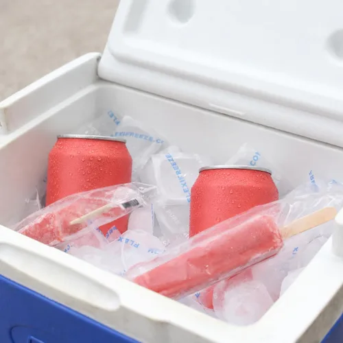 Vista 2 de Cooler Cubes - Bolsa de hielo de 5 libras - Cubos de hielo reutilizables y recongelables
