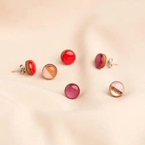 Vista 6 de Dos tonos con aretes de 10 mm de metal martillado falso, aretes redondos para mujeres, niñas y hombres, hechos a mano, postes de acero inoxidable