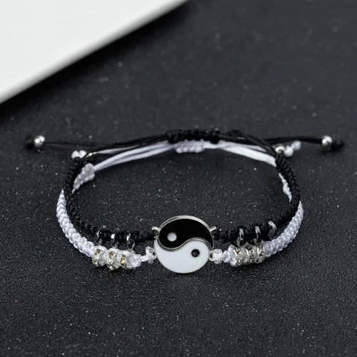Vista 2 de Pulsera de cuerda hecho a mano para mujeres, hombres, niñas o niños, diseño simple y ajustable, negro o rojo, joyería minimalista con dije