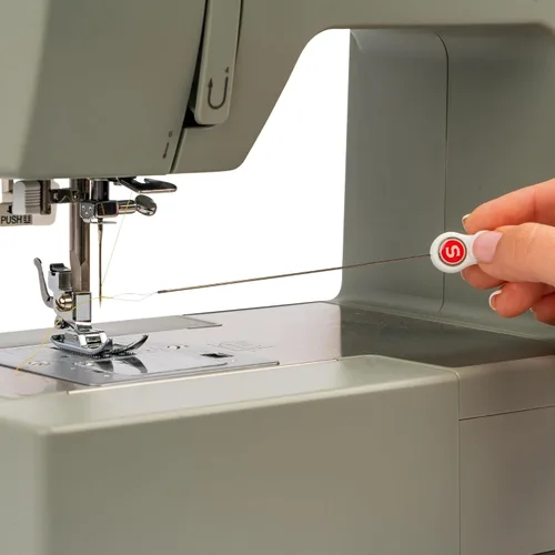 Vista 7 de SINGER Enhebrador de agujas para máquina Serger - Mango extra largo