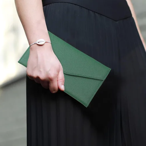 Vista 4 de Combo de tarjetero para pasaporte y vacuna, cartera de viaje para mujer con bloqueo RFID con ranura para tarjeta de vacuna, funda de mano