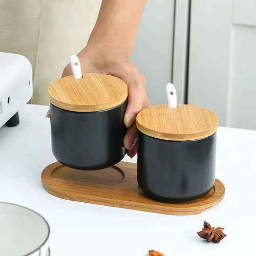 Vista 3 de Tarro de especias de cerámica de color puro simple Caja de condimentos Pote de azúcar con tapa de bambú y cuchara