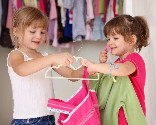 Vista 2 de Perchas de terciopelo beige con forma de corazón, paquete de 50 perchas para niños pequeños de 13 pulgadas con 20 clips, ultra delgadas y apilables