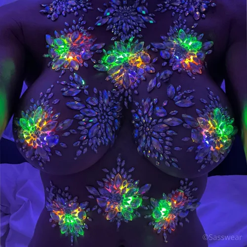 Vista 5 de Sasswear Cubiertas de pezones con luz de diamantes de imitación, gemas para el cuerpo, joyas brillantes, calcomanías de cristal para festivales