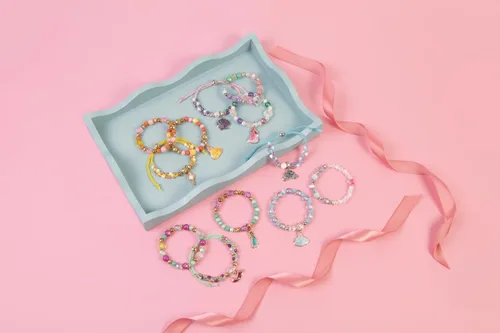 Vista 5 de Make It Real: Disney Princess: Kit de Pulseras de Bricolaje Estilo Castillo - Juego de Joyería de 332 Piezas, Crea 12 Pulseras, 8 Dijes Exclusivos