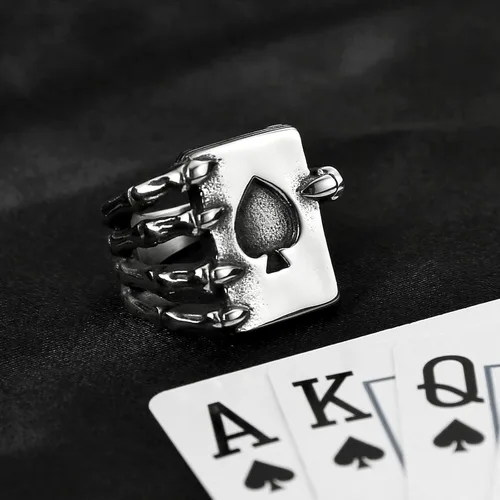 Vista 4 de HZMAN Anillo de acero inoxidable para hombres y mujeres, diseño de calavera gótica con garra de mano, cartas de juego Ace of Spades, para regalo