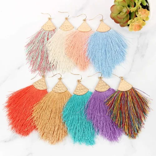Vista 5 de Aretes bohemios de hilo sedoso con flecos y borlas – Ligeros, colgantes, con hebras y forma de pluma Fleco de plumas - Azul Aqua