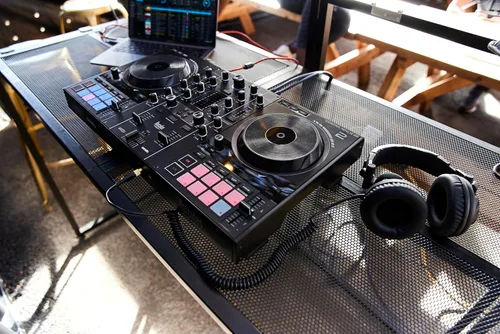 Vista 8 de Hercules DJControl Inpulse 500-2-Deck DJ Controller para Serato y DJUCED