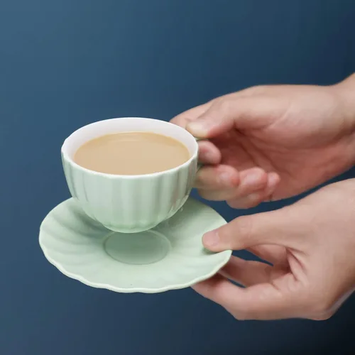 Vista 4 de amhomel Juego de 6 tazas de café y platillos de porcelana, tazas de capuchino de 4 onzas, colores fríos surtidos