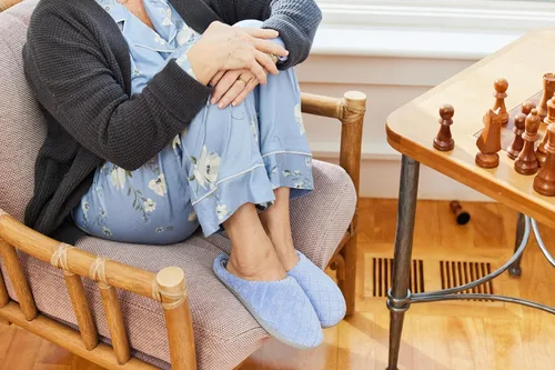 Vista 7 de Dearfoams - Pantuflas de espuma viscoelástica para mujer Leslie Terry con anchos amplios para interiores Tela de rizo negro.