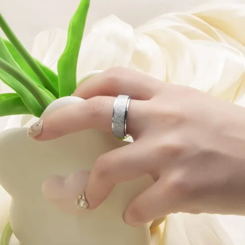 Vista 3 de Anillo giratorio antiestrés para mujeres y hombres, anillo de ansiedad de acero inoxidable para hombre, anillos de pulgar de 0.315 in de ancho