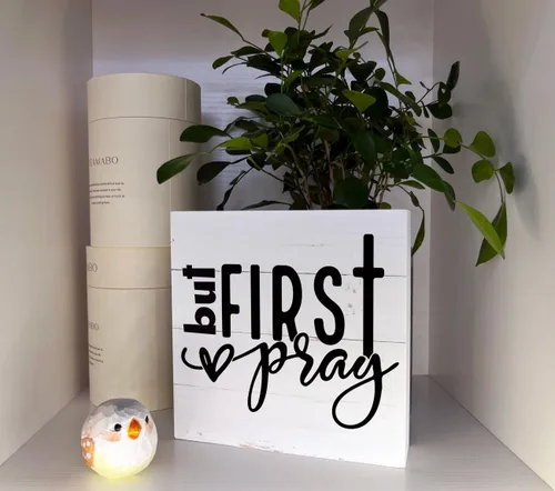 Vista 4 de Letreros de madera cristiana, pero primero rezar, decoración de caja, placa de bloque de madera rústica, letrero de mesa decorativo, decoración